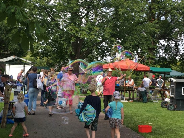 Streekproductenmarkt Ewsum – thema vakantie — markt-eten in Delfzijl