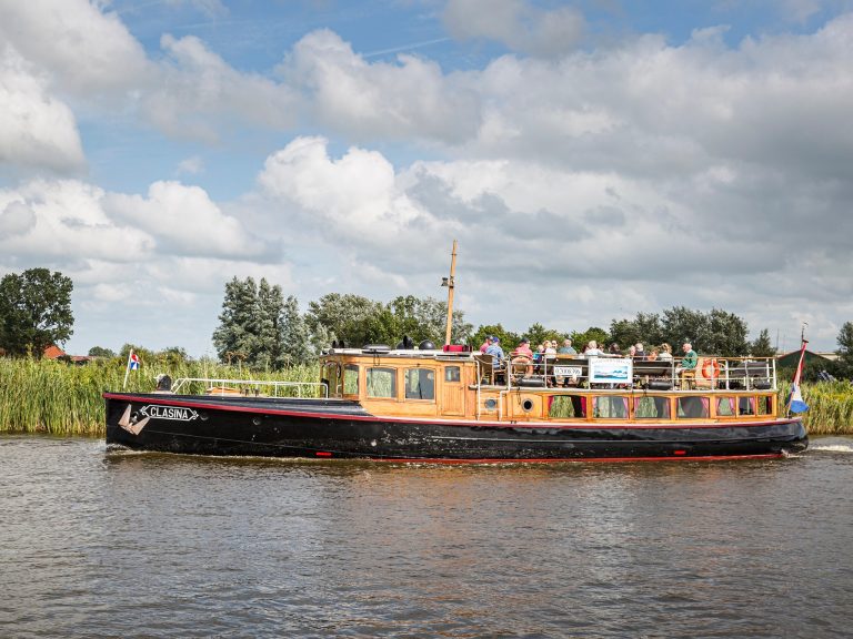 Sail with the clasina to the sks skûtsjesilen in elahuizen — sport in Heeg