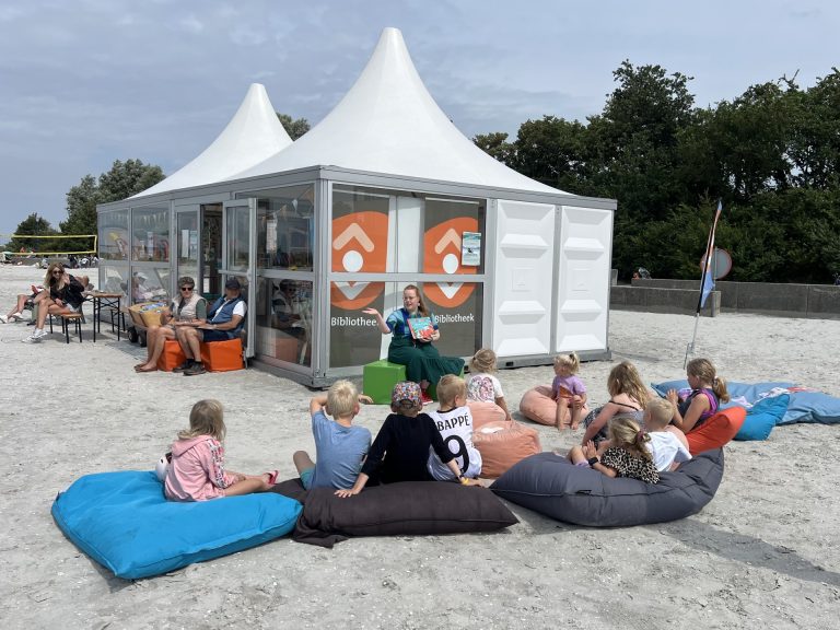 Vakantie voorlezen en knutselen in strandbibliotheek Makkum — familie-kids in Makkum