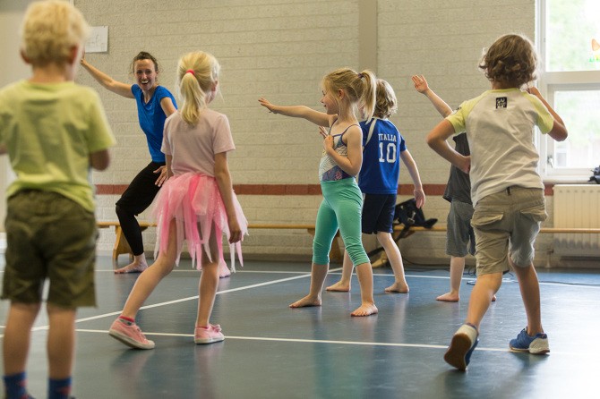 Voorlezen en dansen met Danswil — familie-kids in Makkum